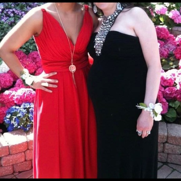 Red gown. Custom made in China. Size 10 - Picture 5 of 8